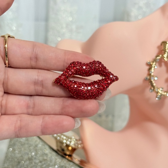 Red Crystal Lip Brooch - Picture 4 of 6
